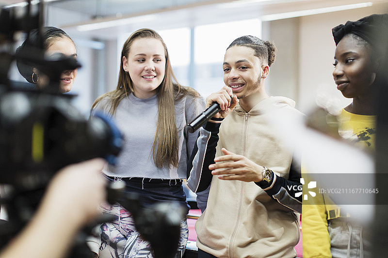 使用摄像机和麦克风录制视频博客的青少年图片素材