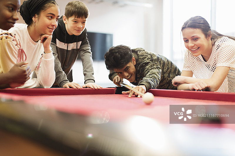 青少年打台球图片素材