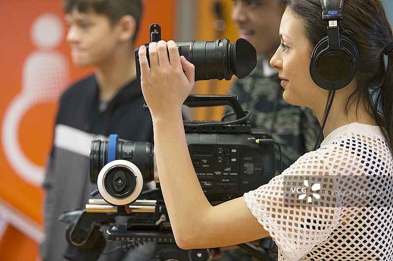 少女操作摄像机进行视频博客图片素材