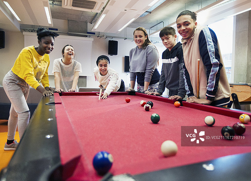 少年在社区中心打台球图片素材