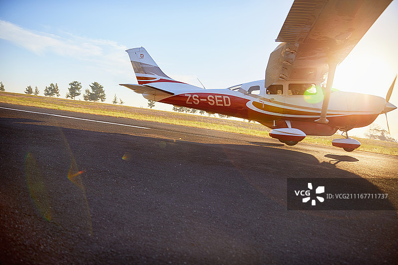 阳光明媚的停机坪上降落的螺旋桨飞机图片素材