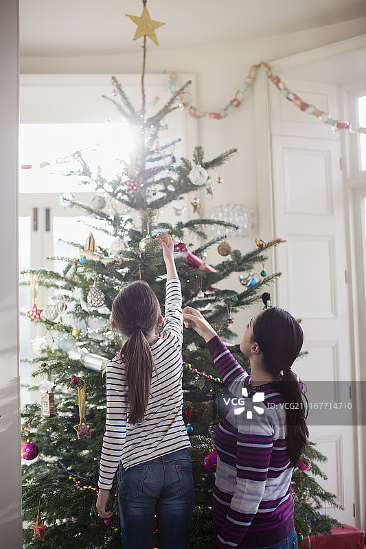 母女装饰圣诞树图片素材