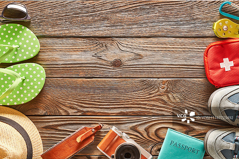 旅行用品：海滩与徒步旅行静物摄影，木质背景图片素材