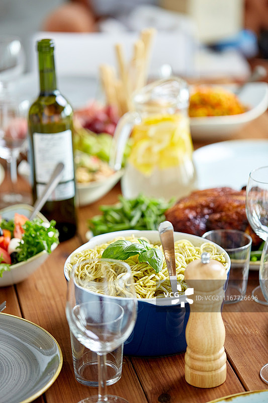 美食烹饪理念：木桌上碗里的罗勒意面图片素材