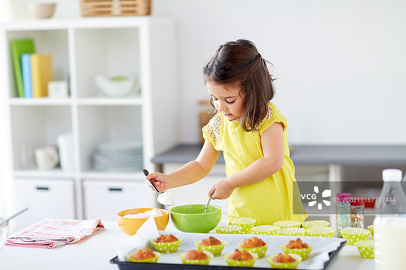 小女孩在家制作松饼或纸杯蛋糕图片素材
