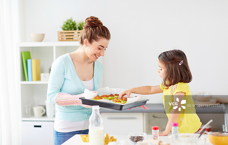 家庭在厨房烘烤松饼图片素材