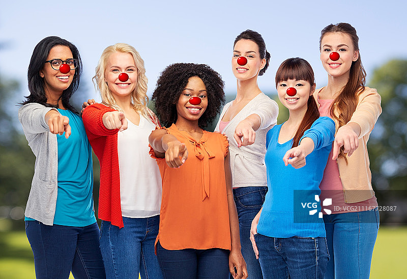 红鼻子日，快乐微笑的不同肤色女性合影图片素材
