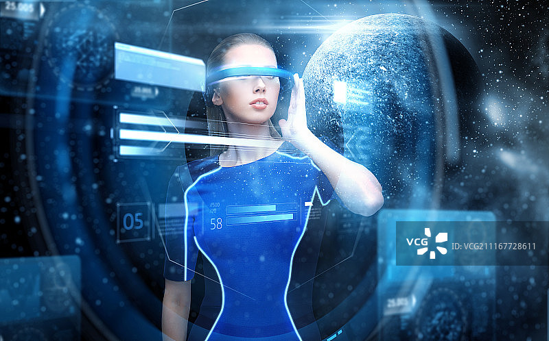 未来科技与人概念：戴VR眼镜的未来感女性，背景为行星或星系图片素材