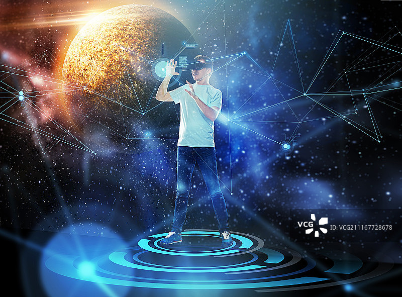 增强现实网络人物概念：佩戴VR眼镜的青年与星球空间背景图片素材
