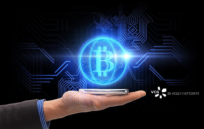 商务、加密货币与未来科技概念：手持智能手机，显示虚拟比特币符号图片素材