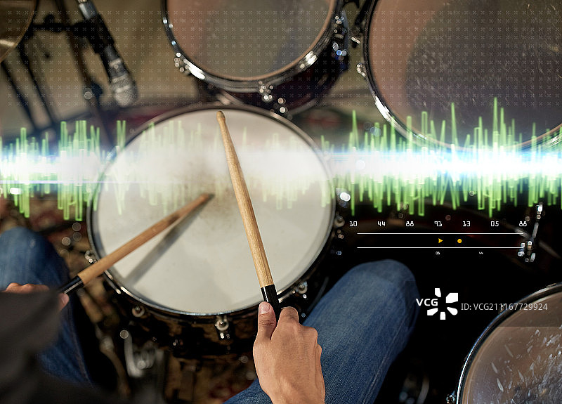 音乐会或工作室中演奏架子鼓的男音乐家图片素材