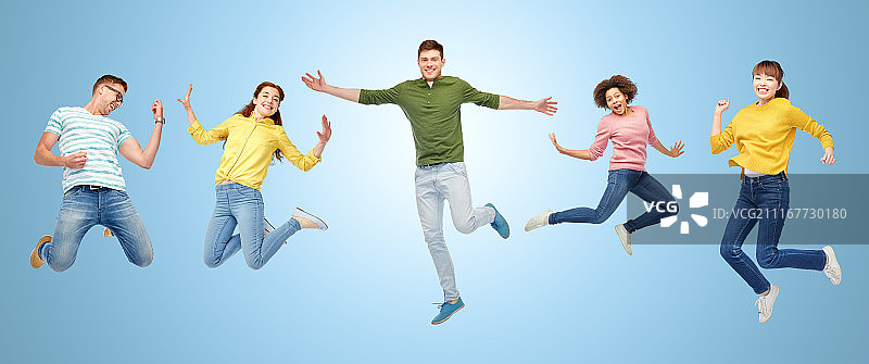 幸福、自由、运动和人群概念 - 在蓝色背景下跳跃的微笑的年轻国际友人。在蓝色背景下跳跃的快乐的人们或朋友图片素材