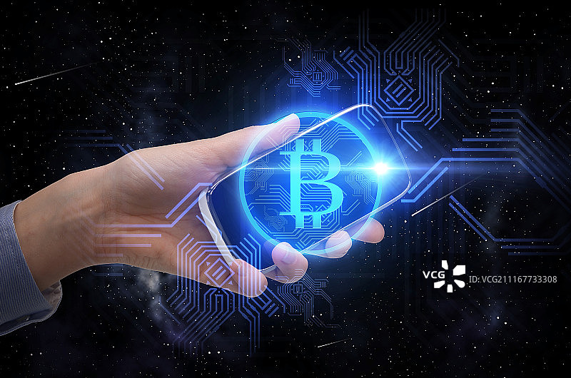 商务、加密货币与未来科技概念：手持比特币虚拟影像的智能手机图片素材