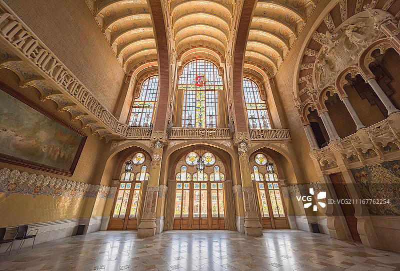 仰视西班牙巴塞罗那圣十字及圣保罗医院室内图片素材