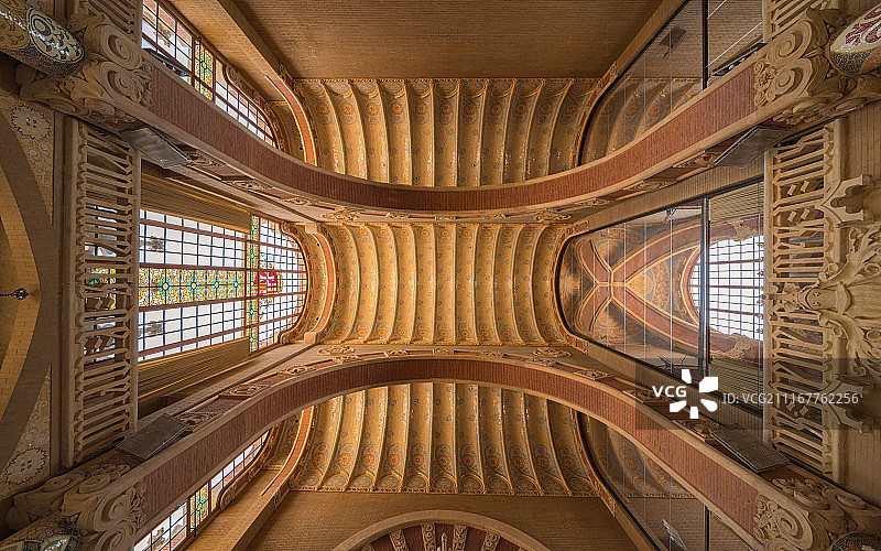 仰视西班牙巴塞罗那圣十字及圣保罗医院屋顶图片素材