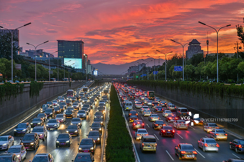 火烧云下拥堵的交通道路图片素材