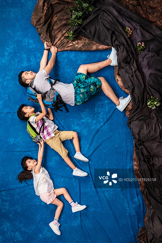 父亲和孩子去旅行图片素材