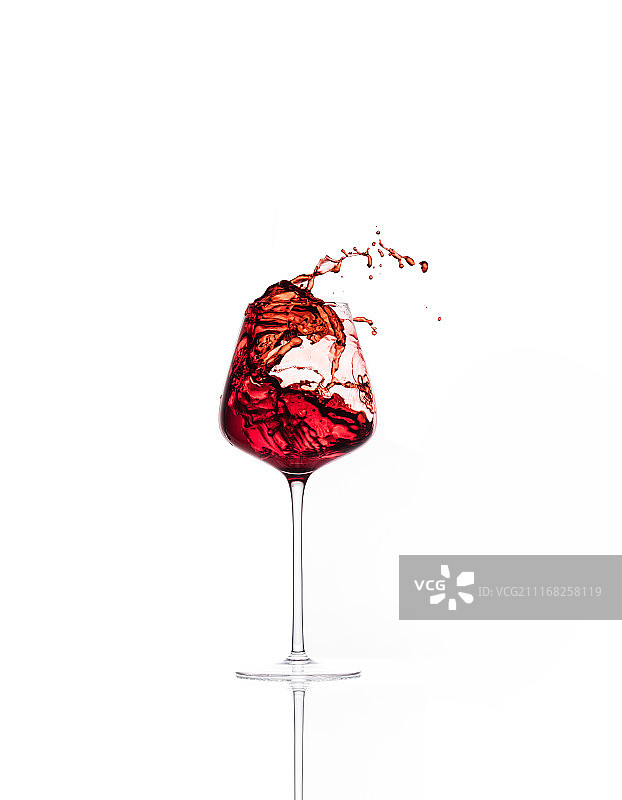 白色背景红酒杯图片素材