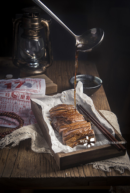 正在浇汁的卤鹅图片素材