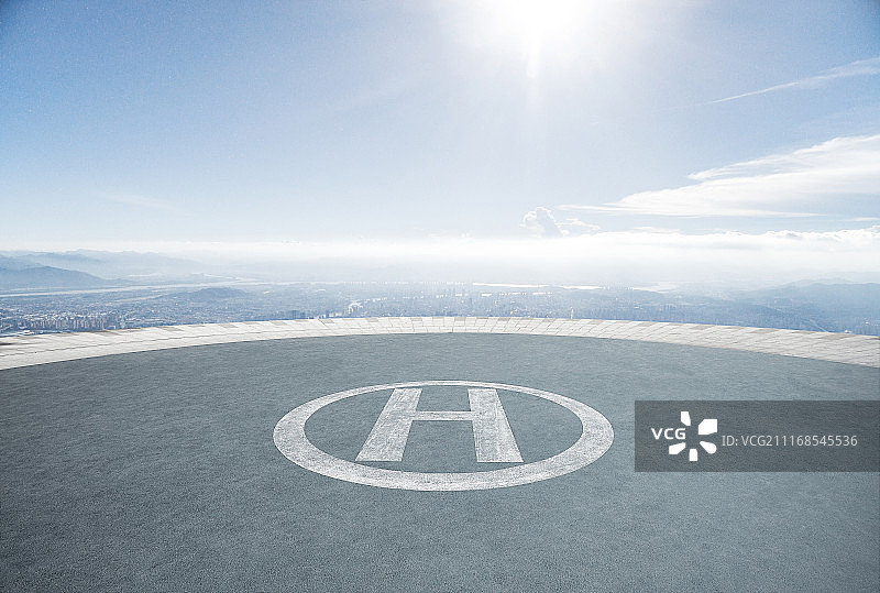 高山上的直升机停机坪图片素材