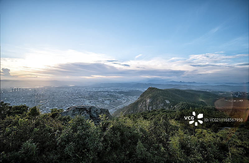 山顶登高眺望城市图片素材