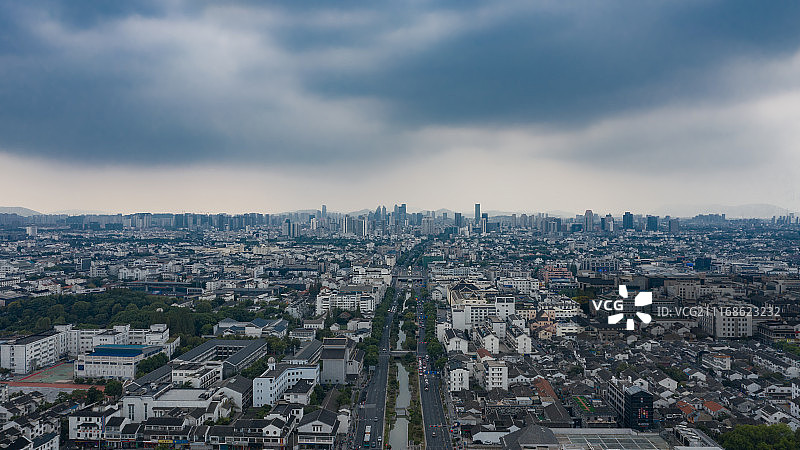 航拍阴天的苏州城市风光图片素材