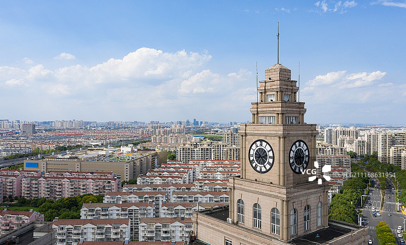 航拍都市钟楼特色建筑城市风光图片素材