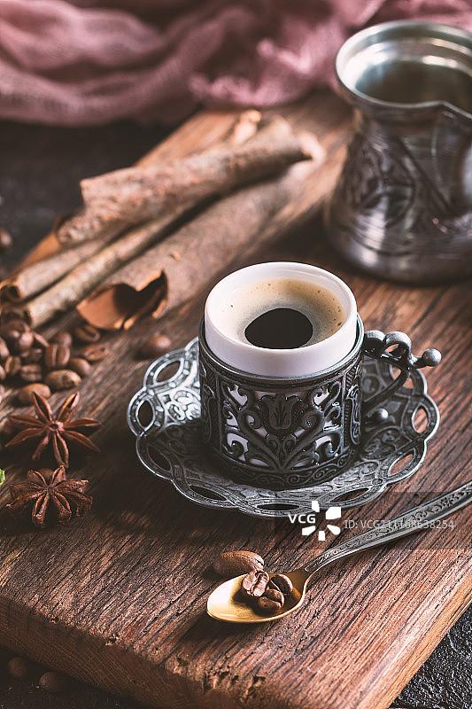 金属杯中的土耳其咖啡图片素材