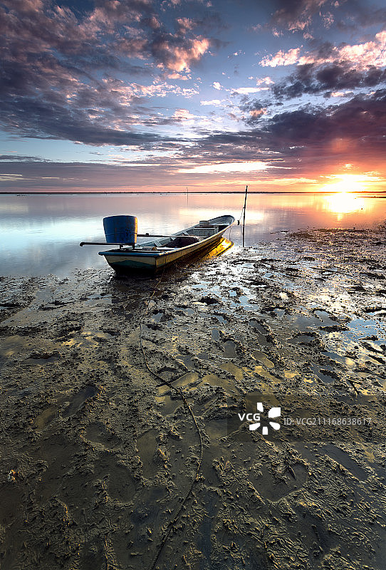 日出时的朱巴卡海滩图片素材