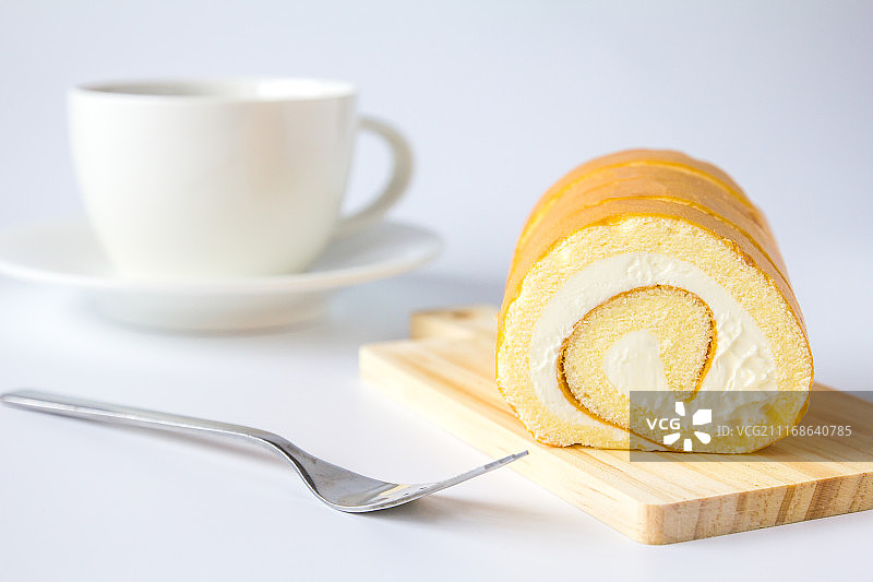 白色背景上的瑞士卷和咖啡图片素材