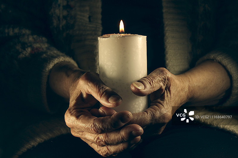 手持蜡烛图片素材