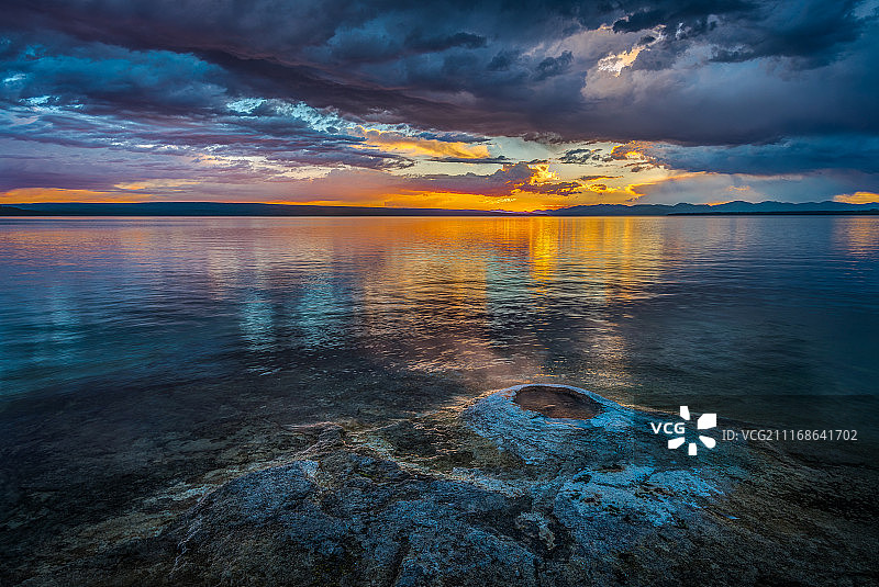 黄石湖上空的暴风雨日出图片素材