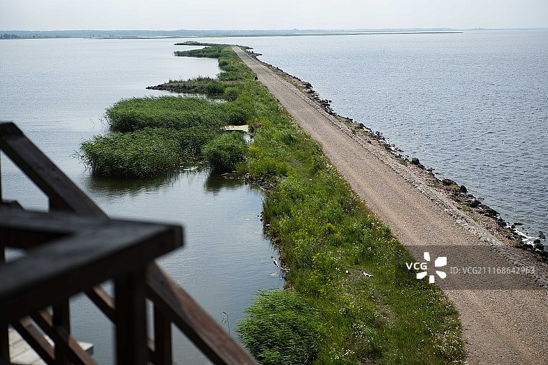 浩瀚湖泊半岛上的空旷泥路图片素材
