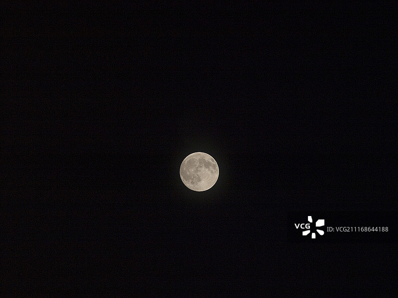 晴朗夜晚的满月照片图片素材