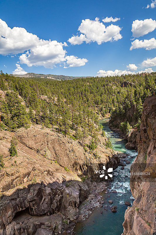 卡车经过二叠纪盆地的天然气燃烧火炬图片素材