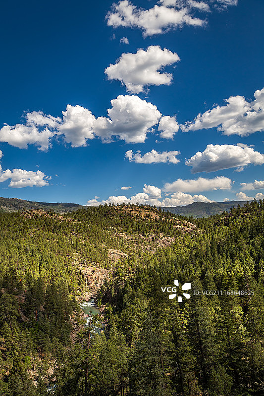 卡车经过二叠纪盆地的天然气燃烧火炬图片素材