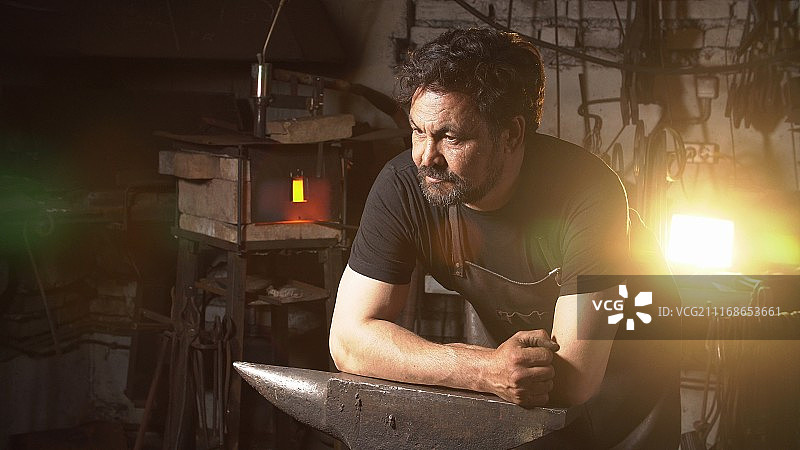 铁匠在铁砧旁图片素材