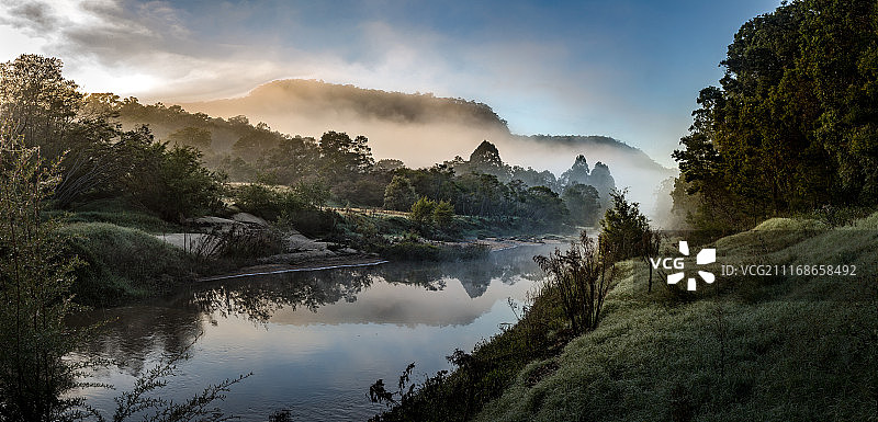 薄雾笼罩的麦克唐纳河图片素材