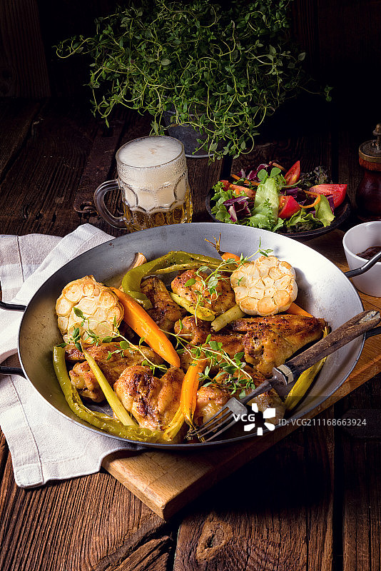 烤鸡翅配焦糖胡萝卜图片素材