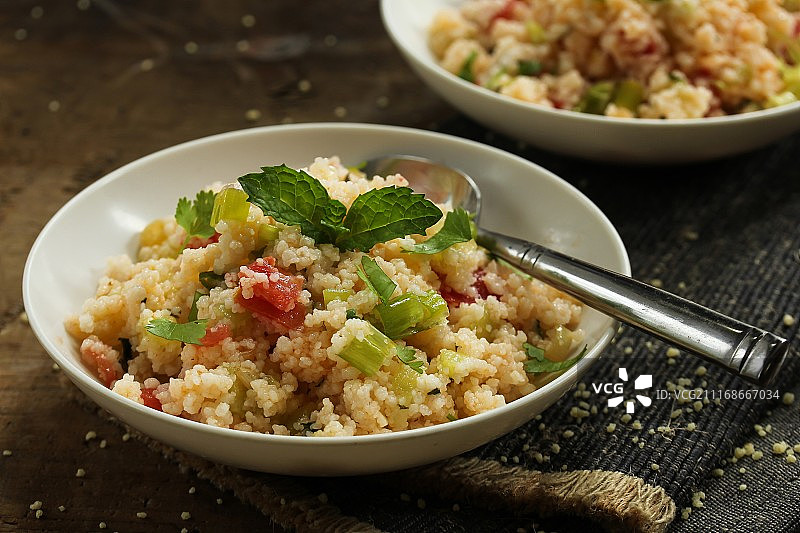 塔布勒沙拉：受欢迎的素食地中海菜肴图片素材