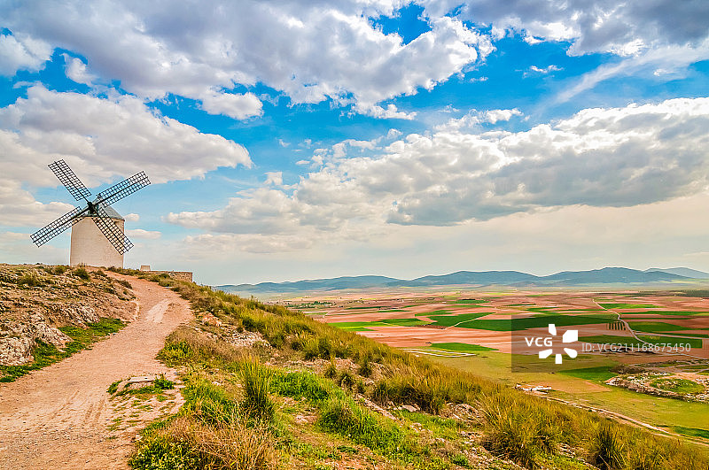 西班牙孔苏埃格拉风车景观图片素材