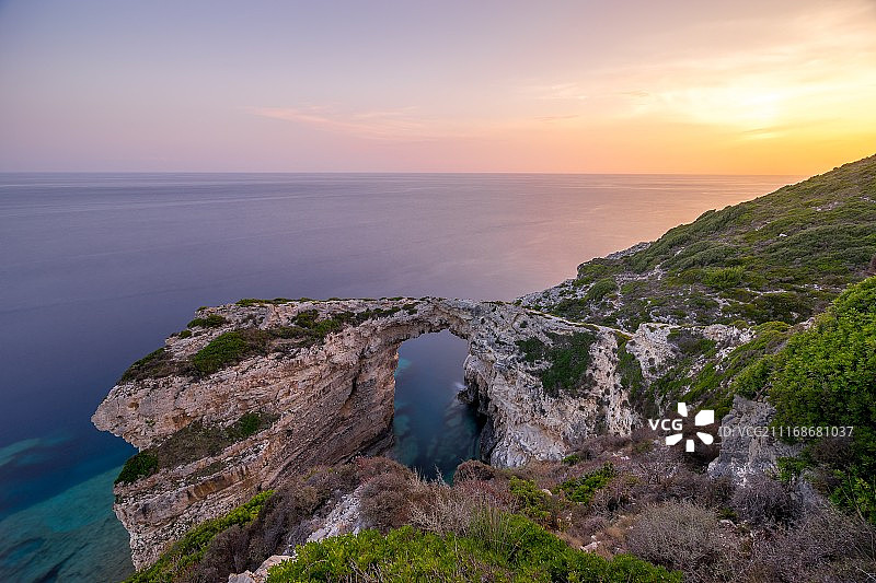 海面和海岸线日落航拍图片素材