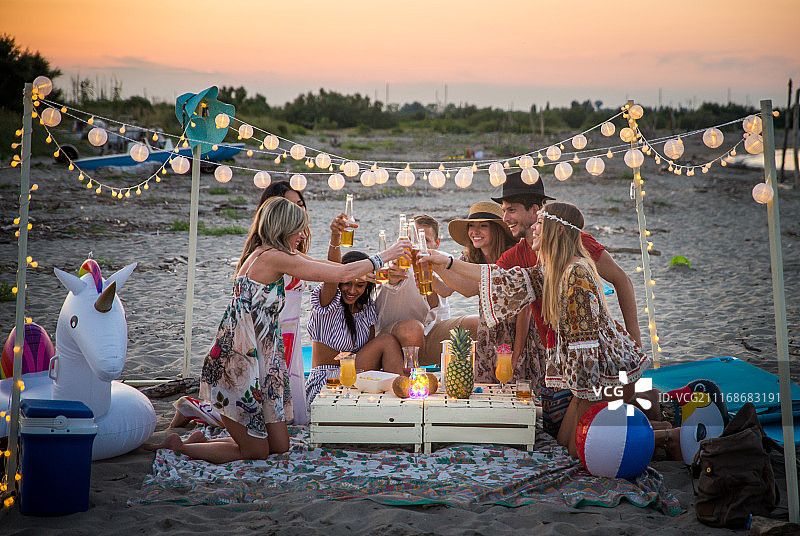 年轻人在海滩上喝酒图片素材