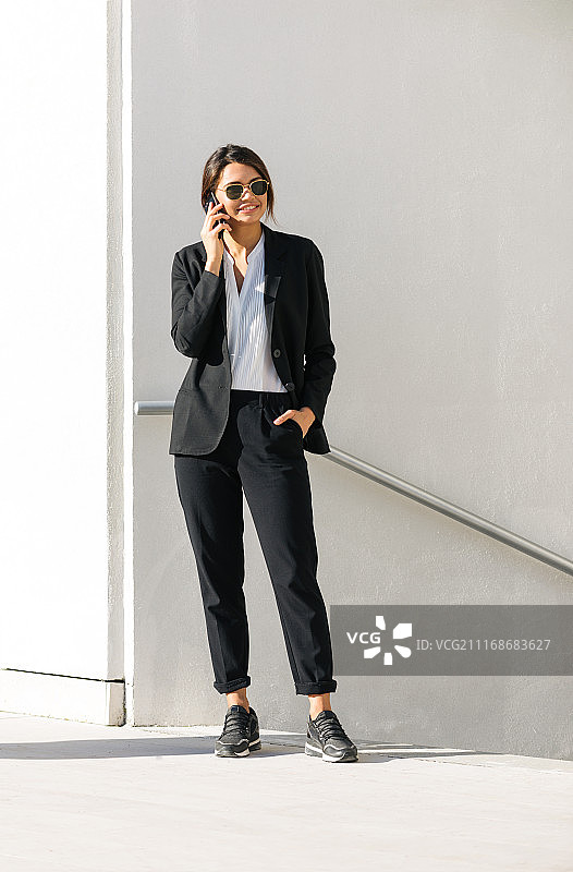 女商人站立打电话图片素材