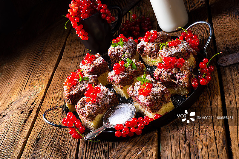 绚丽多汁的红醋栗巧克力蛋糕图片素材