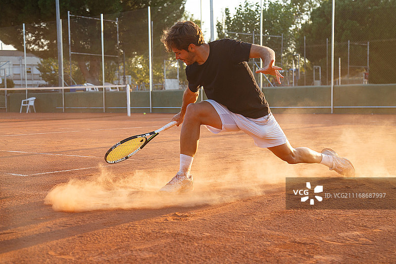 打网球的年轻男人图片素材