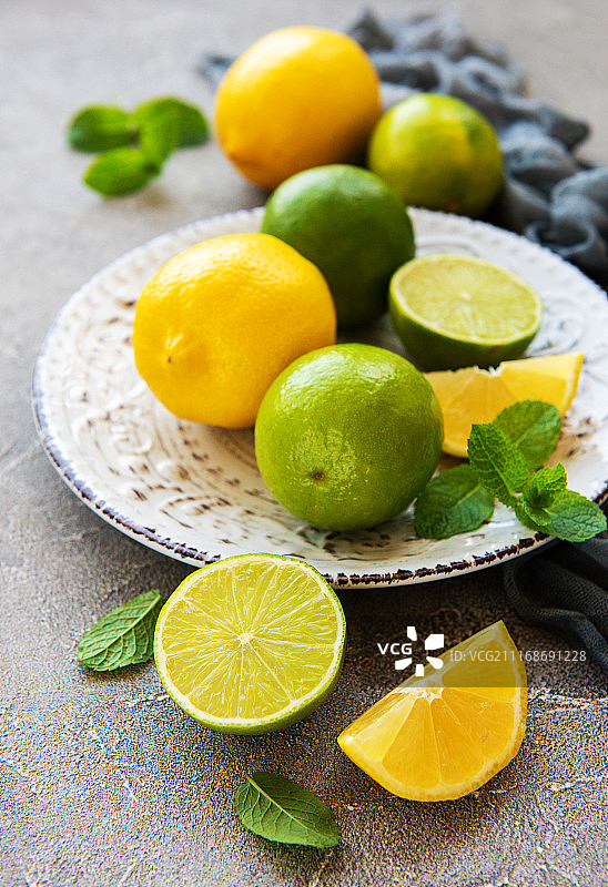 柠檬和酸橙餐盘图片素材