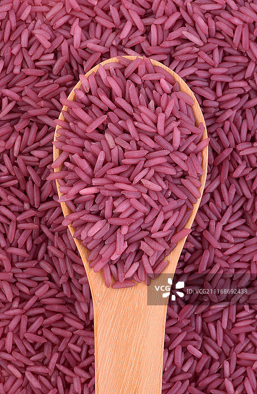 勺子里的紫米图片素材