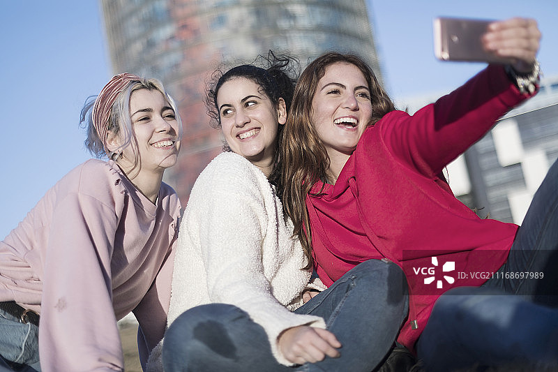 三个朋友互相拍照图片素材