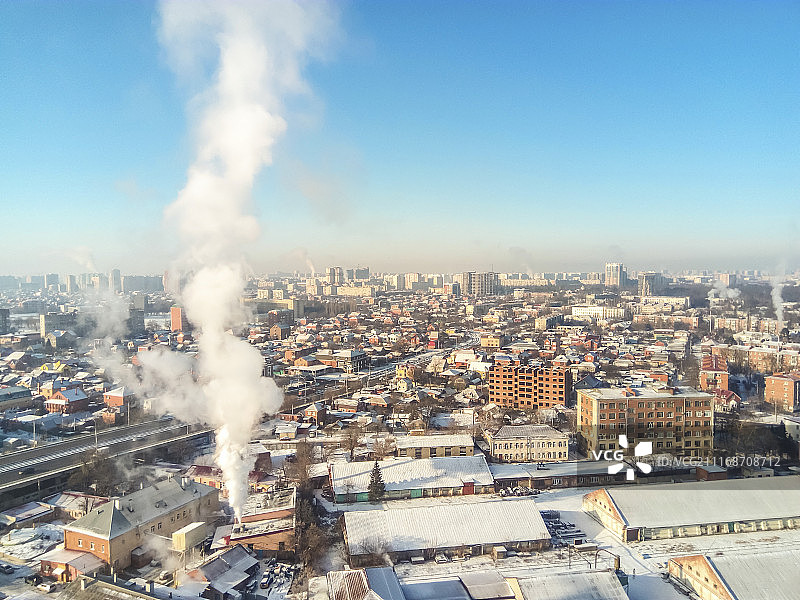 冬日小镇：阳光明媚的城市街景图片素材